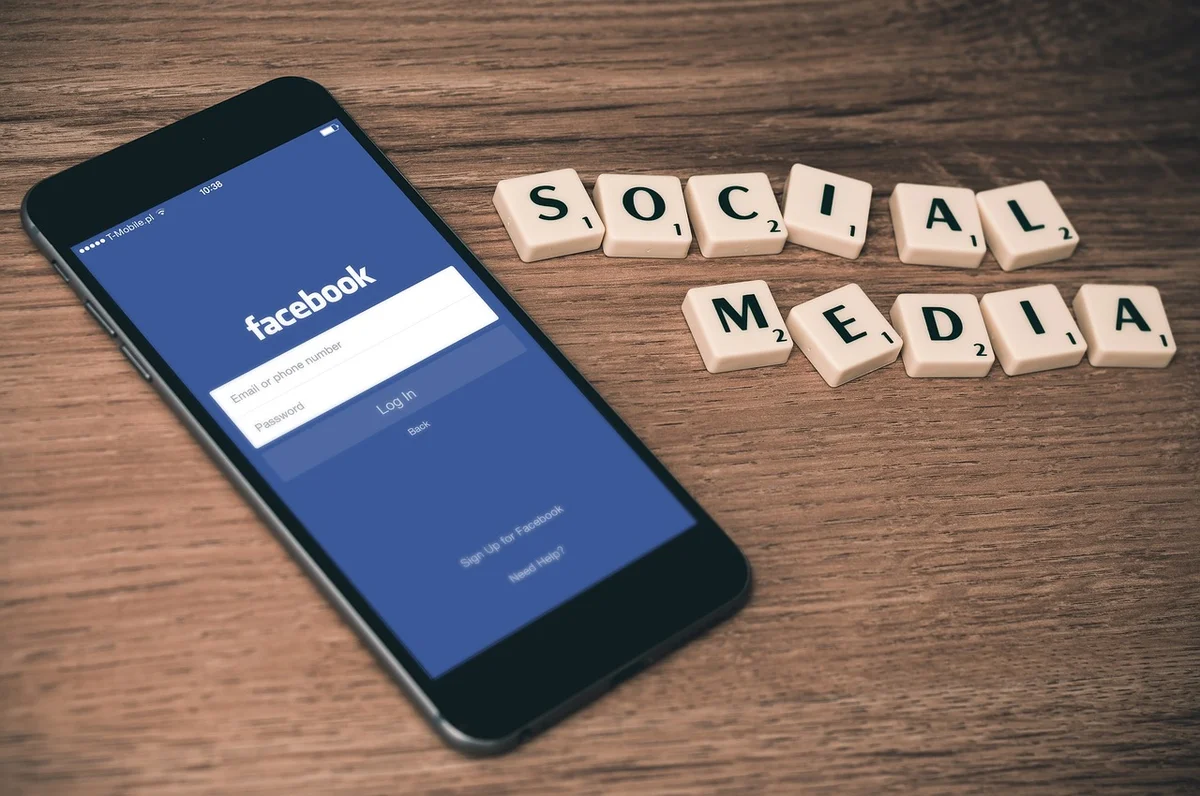 SwitchBotアプリのホーム画面が表示されたスマートフォン