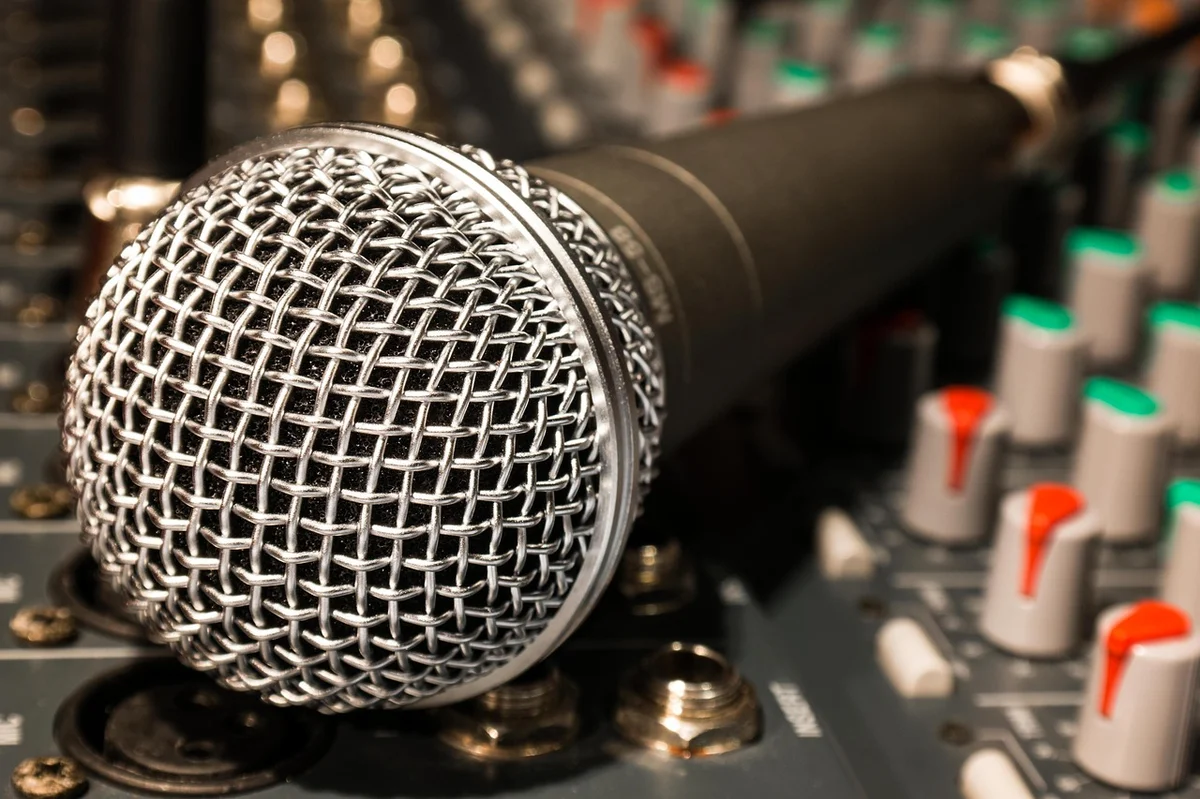 デスク裏のケーブルマネジメント完成図
