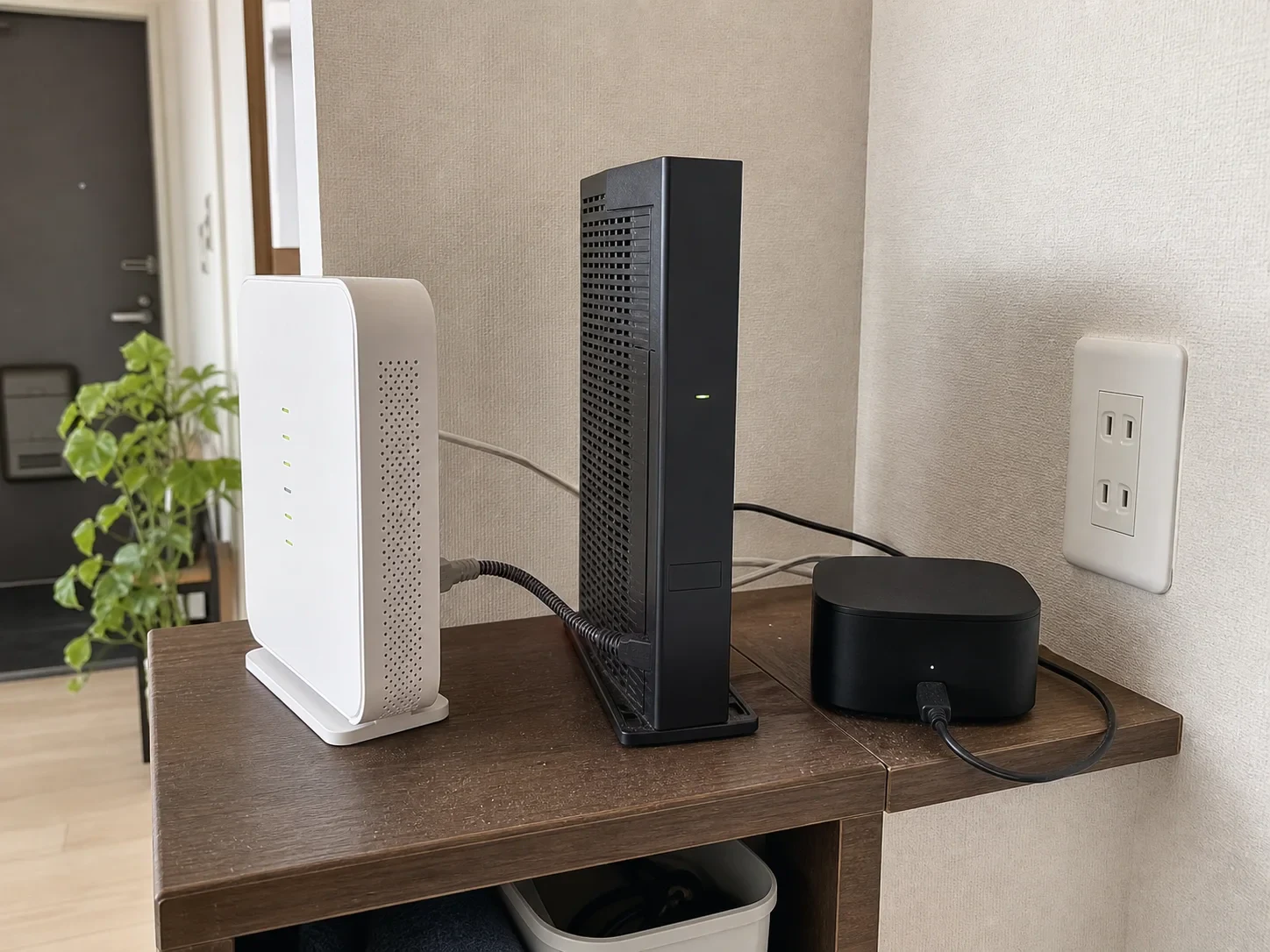 日本の集合住宅のネットワーク棚でルーターとスマートホームハブをつなぐ配線